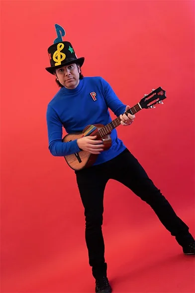 Pepo con su guitarra